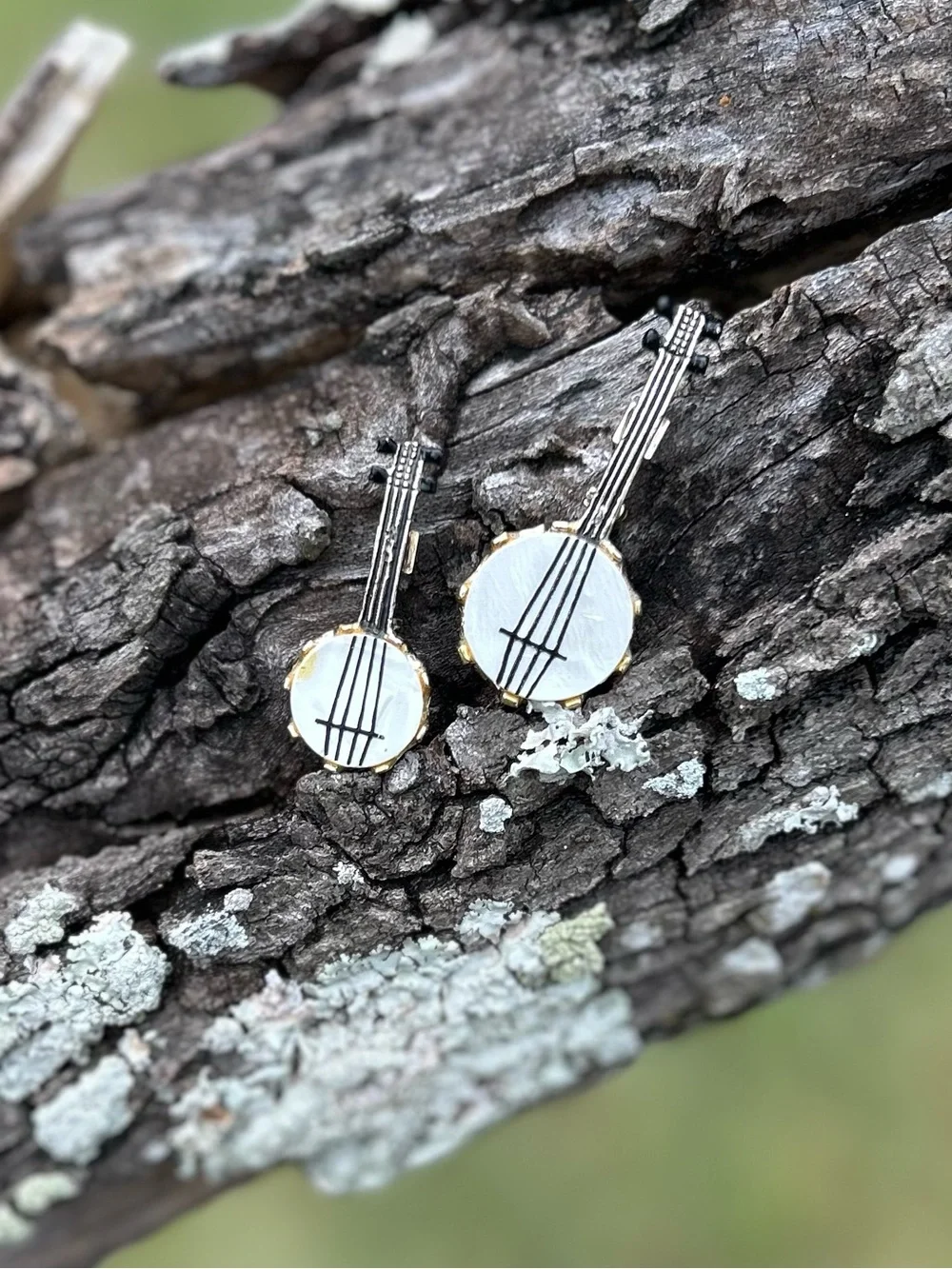 2 Vintage Gold Tone Mother of Pearl Abalone Banjo Guitar Lapel Brooch Pins